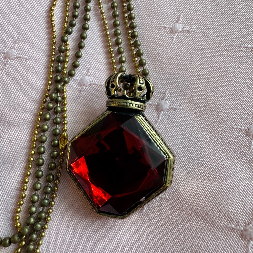 Elegant Red Pendant Necklace - Picture 5 of 6